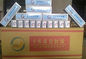本產(chǎn)品是由潤(rùn)滑油基礎(chǔ)油經(jīng)精餾、稠化并加入適量的添加劑，再經(jīng)后處理后制得。本產(chǎn)品主要用作真空系統(tǒng)的活動(dòng)部分和可拆卸部分的密封和潤(rùn)滑。1、2、3號(hào)適用于30℃條件下使用，4號(hào)最高使用溫度可達(dá)120℃，可用